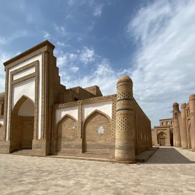 Architecture d'un bâtiment historique en terre cuite avec des motifs géométriques.