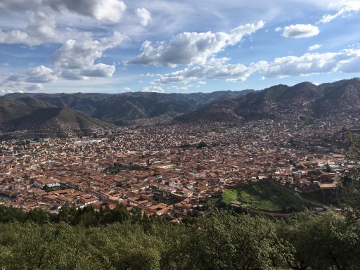 Vue panoramique de Cusco avec ses vallées et montagnes environnantes.